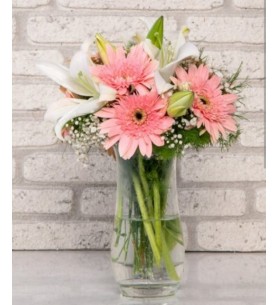 vazoda gerbera ve beyaz lilyum
